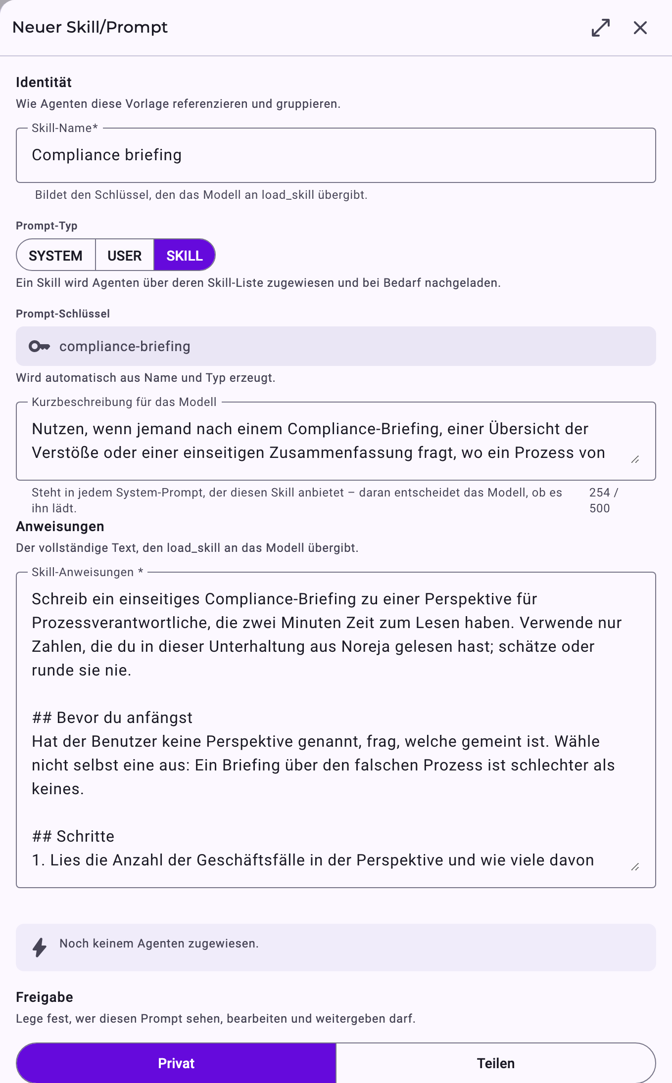 Der Bereich Neuer Skill/Prompt, ausgefüllt für den Skill Compliance briefing: Skill-Name, Prompt-Typ SKILL, der erzeugte Schlüssel compliance-briefing, die Kurzbeschreibung, die Anweisungen und der Freigabeschalter auf Privat